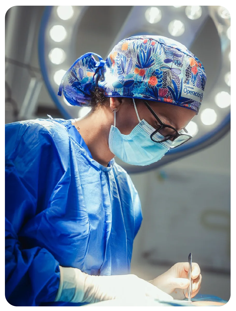 Cirujana voluntaria de Operación Sonrisa Colombia operando en un quirófano.