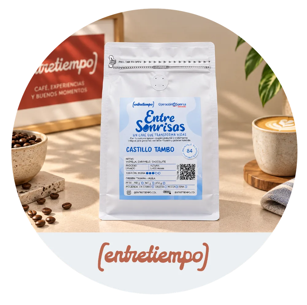 Bolsa del café Entre Sonrisas junto a una taza y granos de café, con el logo de Entretiempo.