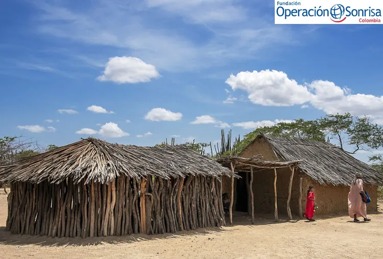 Lexxi y Elba caminan por la comunidad cerca de Uribia, ubicada en el departamento de La Guajira. Foto: Rohanna Mertens.