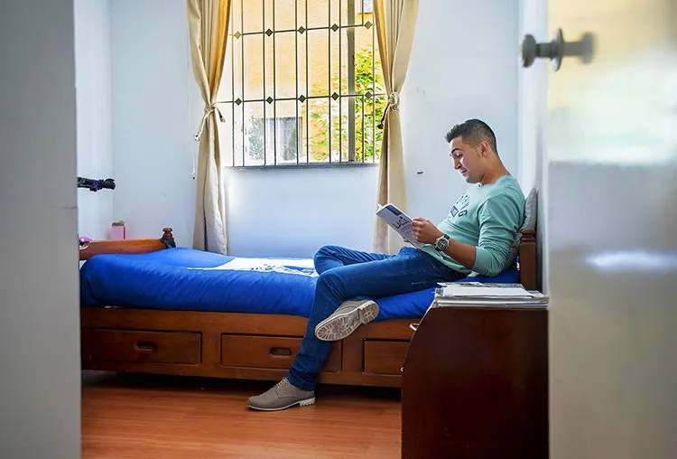 A Óscar le gusta leer sobre la historia y culturas de otros países.