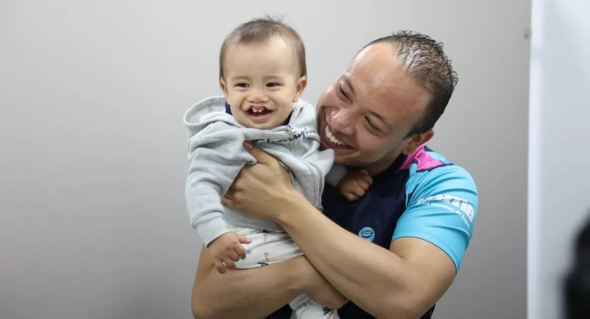 Entre turnos y sonrisas: El compromiso de Esteban con los niños