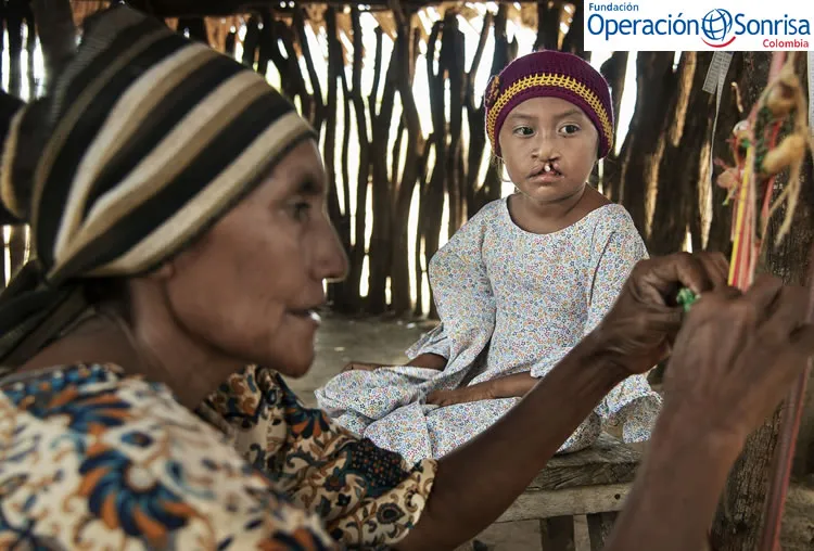 Elba se dedica a tejer y vender las tradicionales mochilas Wayuú, es así como sostiene a su familia. Foto: Rohanna Mertens.