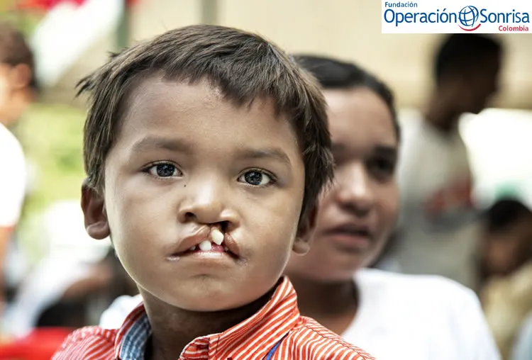 Pedro y Marbelis esperan la valoración de salud integral de Pedro durante la misión médica Operación Sonrisa Colombia en Riohacha. Foto: Rohanna Mertens.