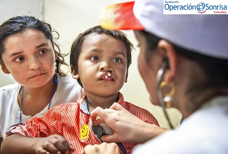 Pedro recibiendo la valoración inicial para su cirugía por una de nuestras voluntarias de Operación Sonrisa Colombia. Foto: Rohanna Mertens.
