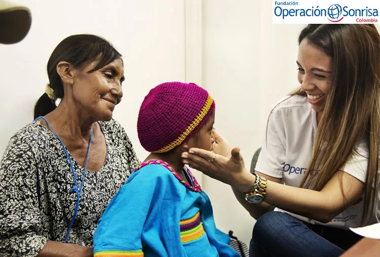 Lexxi recibe una consulta por parte de una de las voluntarias de Operación Sonrisa Colombia, como parte de su evaluación integral de salud durante la misión médica que se realizó en Riohacha. Foto: Rohanna Mertens.