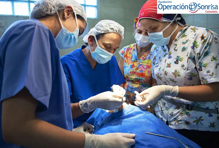 El director médico de Operación Sonrisa Colombia y cirujano de hendidura, Dr. Mauricio Herrera, opera como residente de cirugía, la Dra. Andrea Tavera, la anestesióloga Dra. Raquel Cohen y la enfermera de quirófano Geraldin Rodríguez. Asisten durante la cirugía de Pedro. Foto: Rohanna Mertens